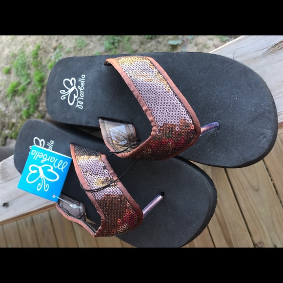 NWT Bronze Flip Flops Size 7 - Picture 4 of 4